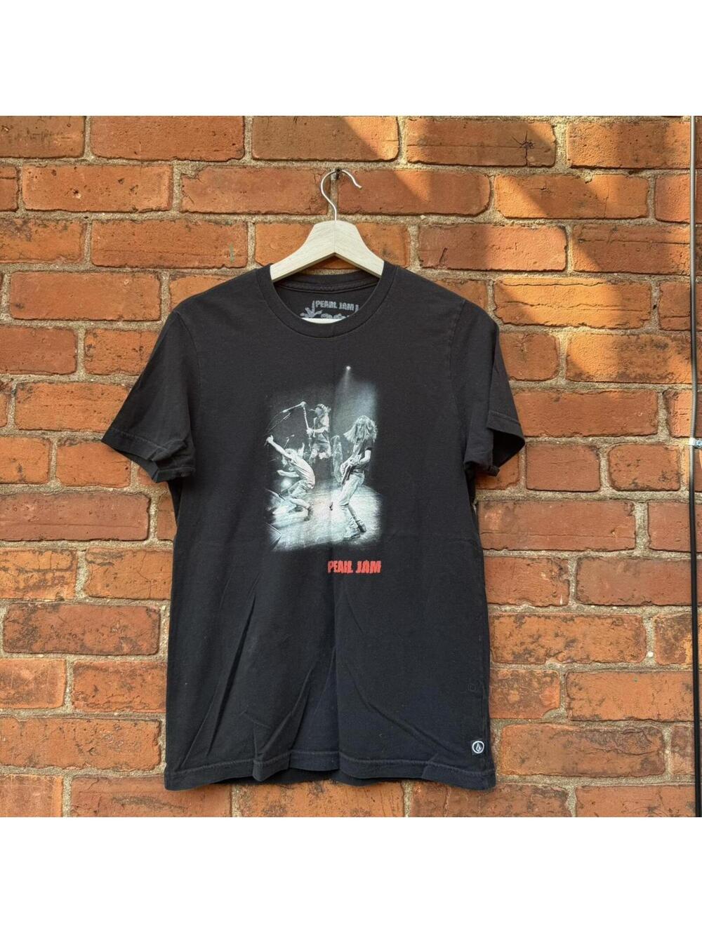 vintage pearl jam volcom limited edition t shirt 2009 S
